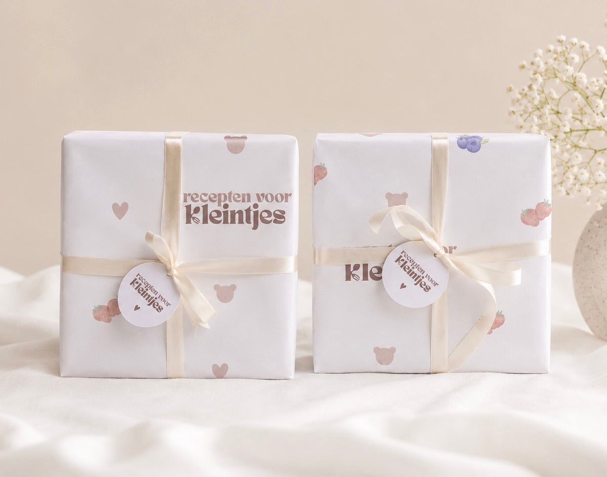 Kleintjes cadeauverpakking met strik en hangtag