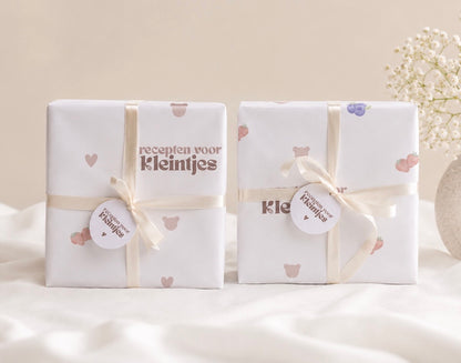 Kleintjes cadeauverpakking met strik en hangtag